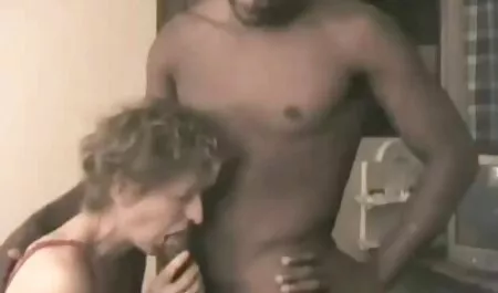 Schattig Duits erotische seksfilms meisje masturbeert in een bar onder een gastheer.