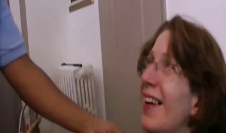 Leuke Ladyboy in een transparant zwart gratis seksfilm 123 lichaam