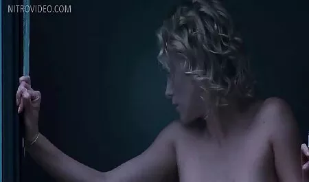 Haar baas dwong het gratis lesbische seksfilms meisje om zijn lul te zuigen.