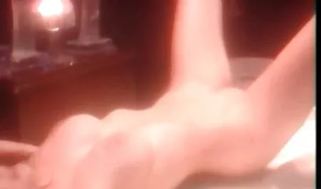 Nastya heeft een diepe oma seksfilm keel.