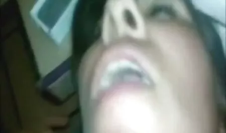 Een volwassen moeder arabische seksfilms gluurde naar kleren en veranderde haar neef.