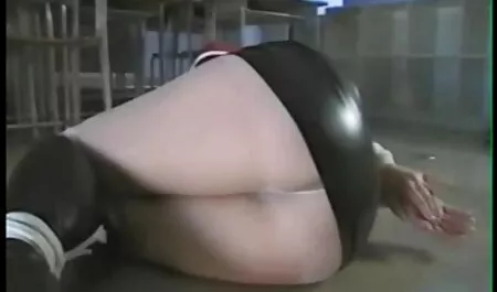 Ze dwong hem haar kont aan te raken en nam de man mee naar de kamer romantische seksfilm waar hij duck met haar had gezien.