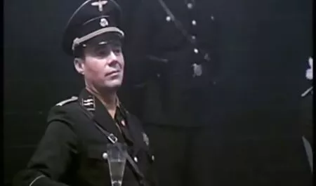 Victoria seksfilms gratis behandelt mannen met veel tassen.