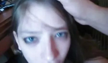 De jongen schiet alle vriendinnen in de vintage seksfilms mond en in de kont.