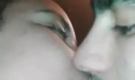 Dasha lesbische seksfilm wilde een lieve blik hebben.
