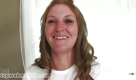 Een prostituee rookt als ze een klant heeft met youtube seksfilms een klant.