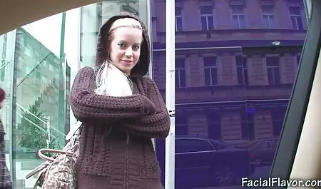 Een draaiende trut korte seksfilm met een doos in de koets.