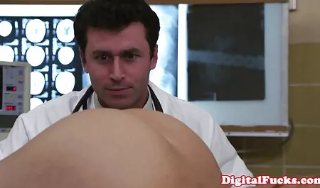 Ondanks de regen ontsnappen de meisjes om zichzelf gratis korte seksfilms te hebben.,