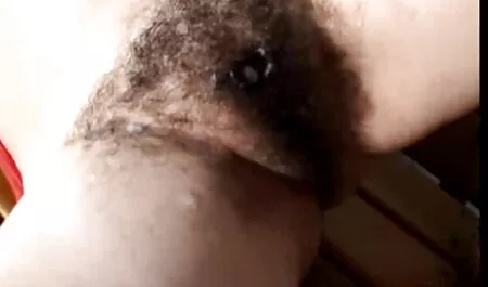 Mijn moeder zuigt en erotische seksfilms geeft haar zoon een vriend.