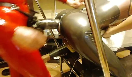 De gratis seksfilms vagina chagrijnige vader controleert zijn handen.