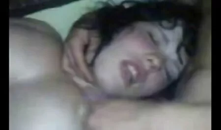 Een schattig meisje spreidt haar benen vagina seksfilms