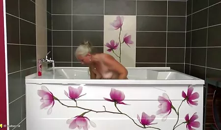 Een gratis seksfilms kijken slanke zwarte vrouw neukte en neukte haar gezicht bedekt met zaden.