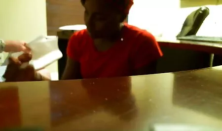 Lisa rende naar gratis gay seksfilms de ingang.