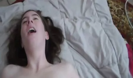 Lara lesbische seksfilm heeft hem in elkaar geslagen.