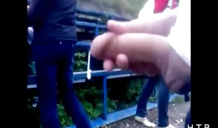 De vader korte seksfilm klampte zich vast aan zijn dochter en keek angstig naar haar koude benen.