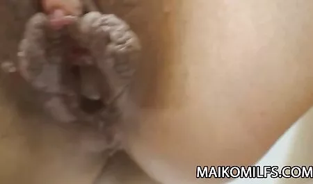 Lisa mooie seksfilms Anne begon te kronkelen met haar plakkerige vagina bij de hand.