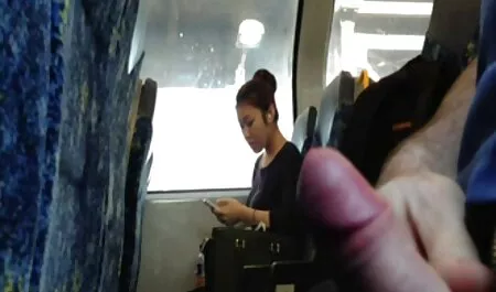 Een Japanse Leraar staat alleen in een rood shirt gratis lange seksfilms en minirok naast een zwakke student.