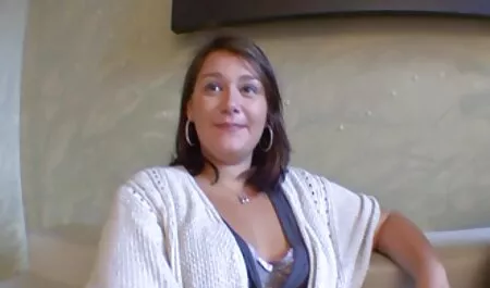Een meisje uit Tsjechië genaamd Nicola in een tienerseksfilms spel