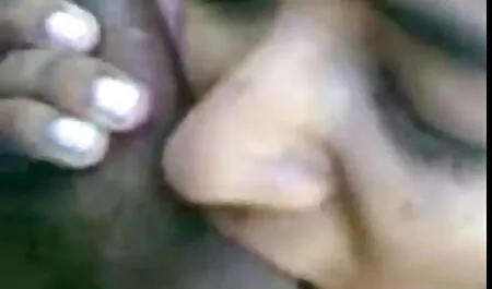 Zie zelfverzekerde blondine met een bril die aan een verborgen youtube seksfilms camera werkt.