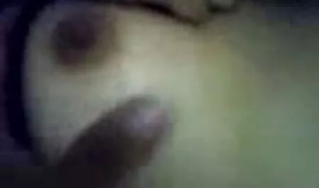 Blonde Natalie zat lekkere seks films in een cirkel.