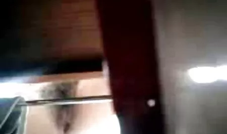 Mooie Carolina gratis seksfilm 123 candy in zwarte lange schoenen met portemonnee
