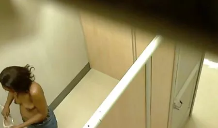 Grappige natte kaarsen romantische seksfilm op Guy ' s penis