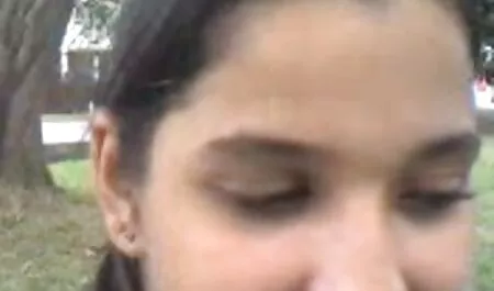 In hollandse seksfilms positie 69 is hij aan zijn vrouw gehecht en houdt hij de penis in haar mond.