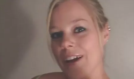 Babe in Sneeuwwitje jurk Masturbeert kim holland seksfilms
