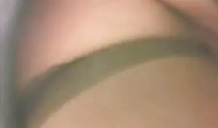Een vriend korte seksfilm neemt komkommer in zijn kont.